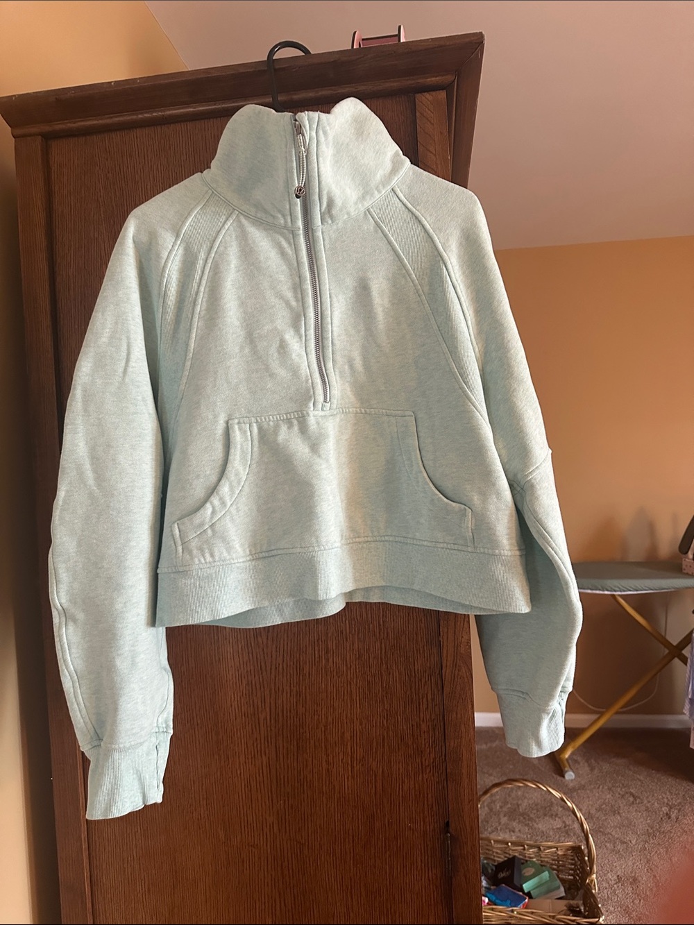 Lululemon M 1/2 zip mint green crop sweatshirt